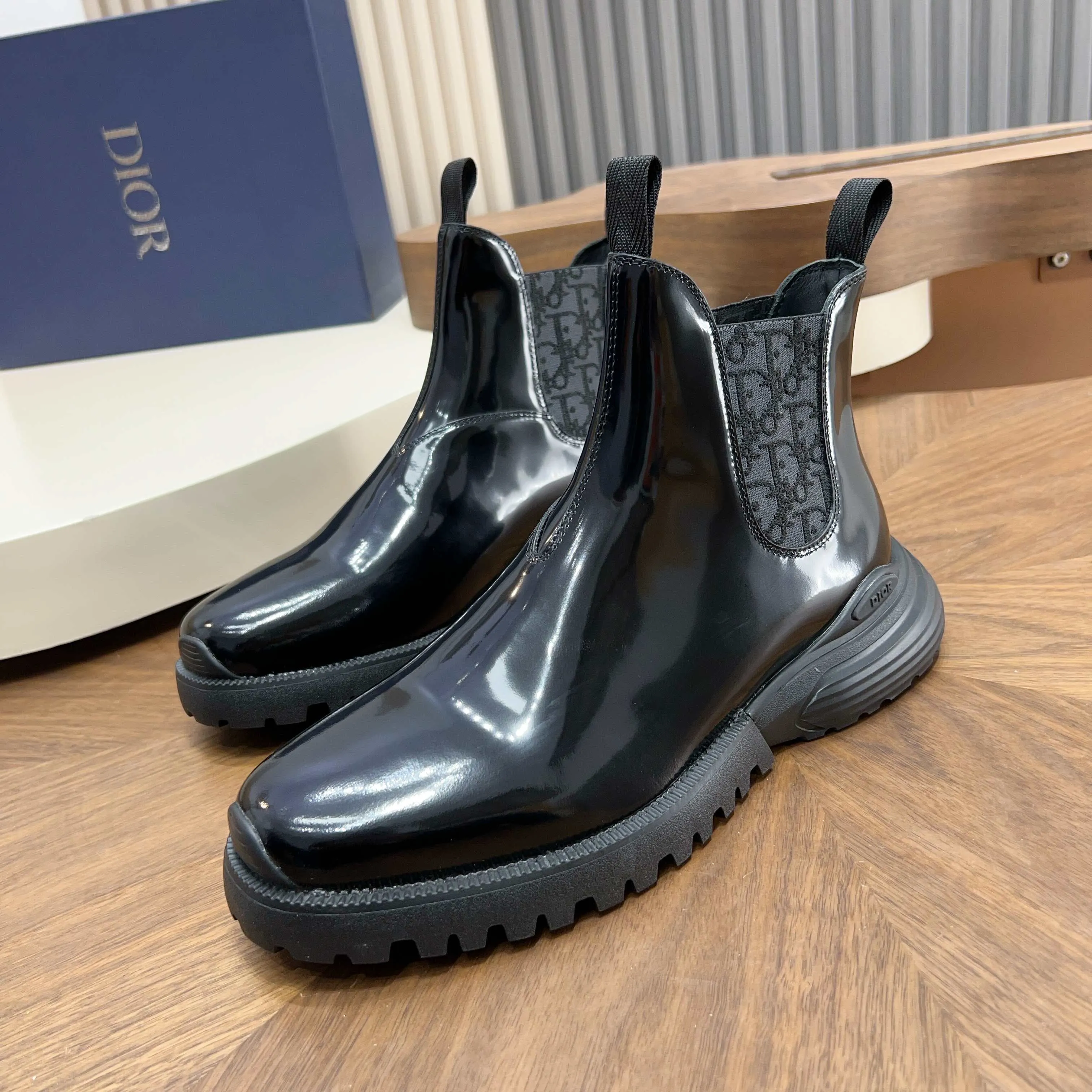 💰860 Dio* - Dior's autumn and winter luxury men's mid-top short boots, purely handmade, both inside and outside are imported first-layer cowhide, high-end quality and exquisite craftsmanship. Original TPU combination outsole. Wear a noble gentleman's taste. The best last type has been carefully debugged. 100% comfort. Size: 38-44 (38-45 can be customized)